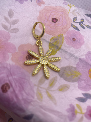 Gold Tone Daisy Charm