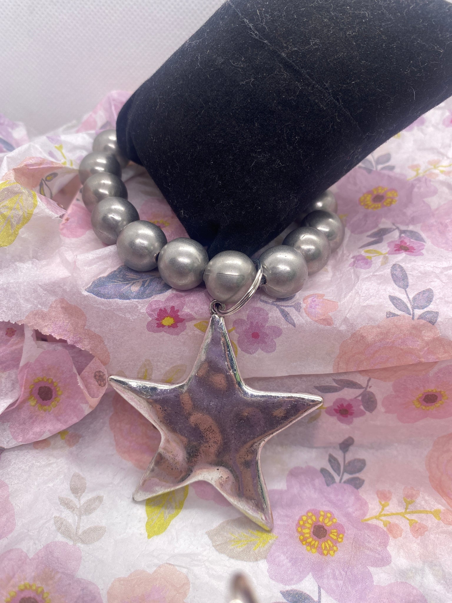 Silver Hammered Star Grey Pearl Stretch Bracelet
