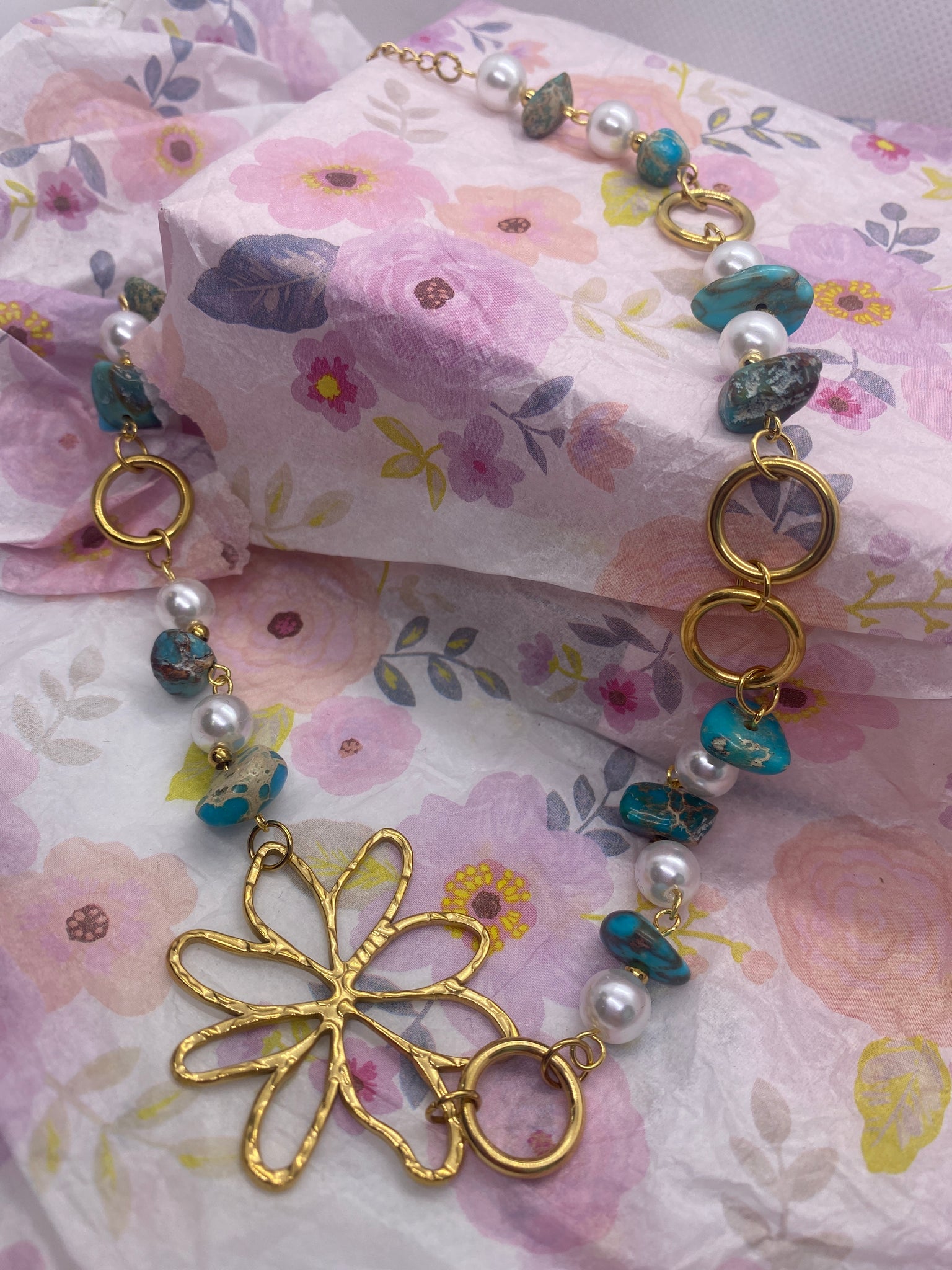 Creamy Pearl Turquoise Chips Daisy Pendant Necklace